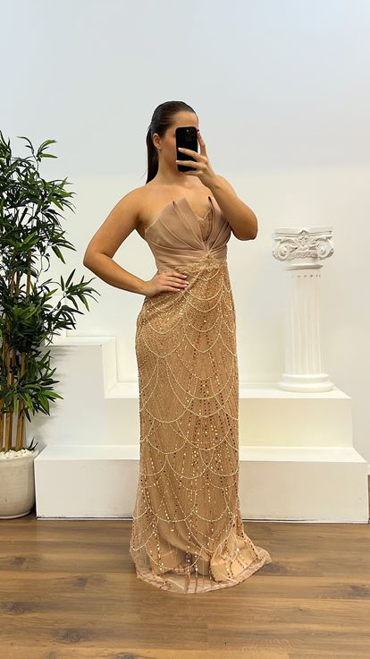 فستان سهرة ذهبي مطرز بدون حمالات بمقاسات كبيرة من تصميم مصمم أزياء