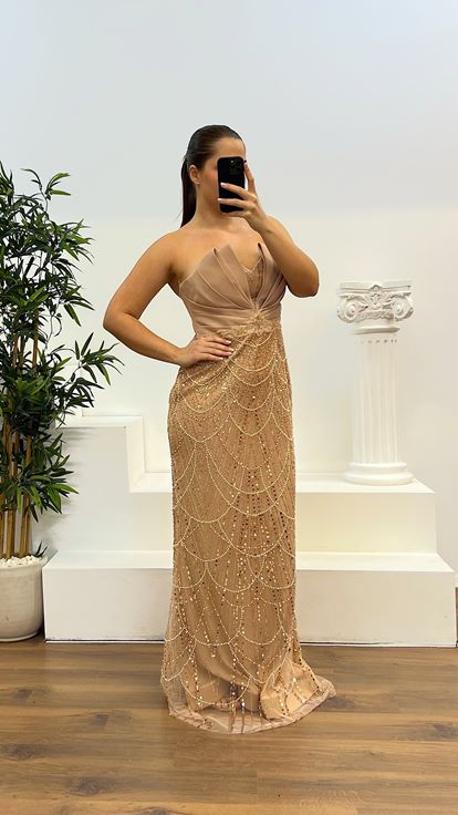 فستان سهرة ذهبي مطرز بدون حمالات بمقاسات كبيرة من تصميم مصمم أزياء