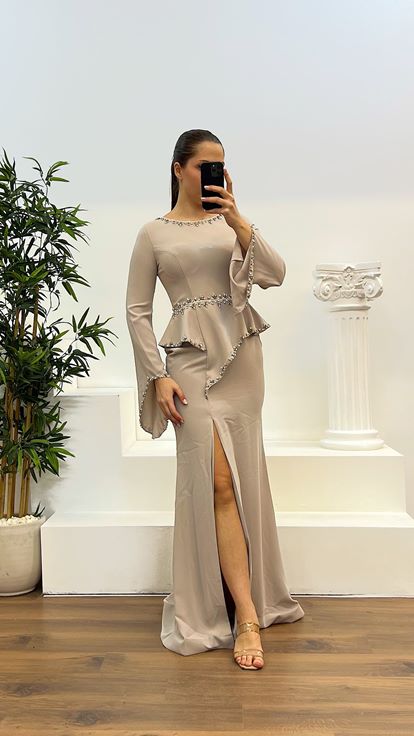 Abito dal design taglie forti con dettaglio manica a balza ricamato in pietra