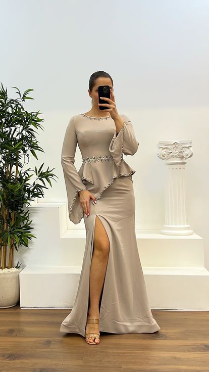 Abito dal design taglie forti con dettaglio manica a balza ricamato in pietra