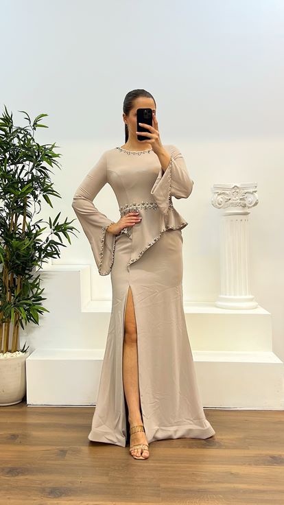 Abito dal design taglie forti con dettaglio manica a balza ricamato in pietra