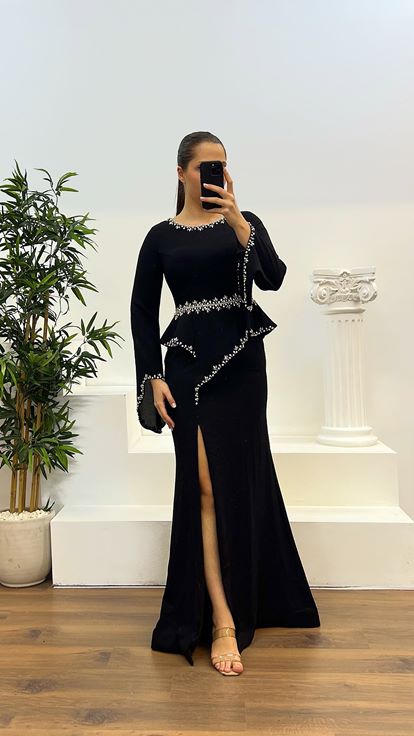 Abito dal design taglie forti con dettagli sulla manica a balza ricamati in pietra nera