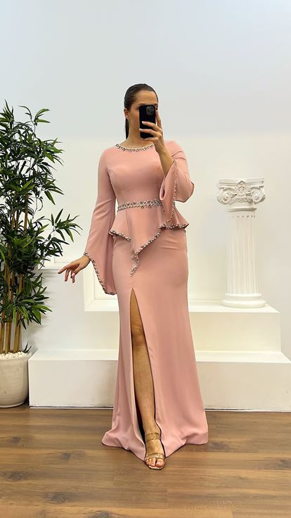 Abito dal design taglie forti con dettaglio manica a balza ricamato in pietra cipria