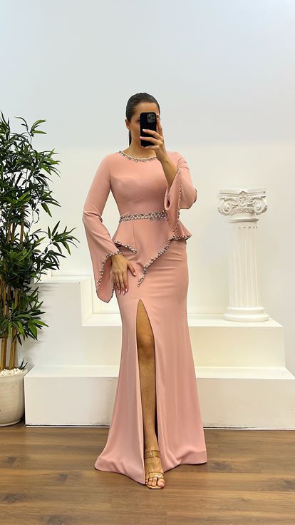 Abito dal design taglie forti con dettaglio manica a balza ricamato in pietra cipria