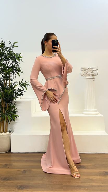 Abito dal design taglie forti con dettaglio manica a balza ricamato in pietra cipria