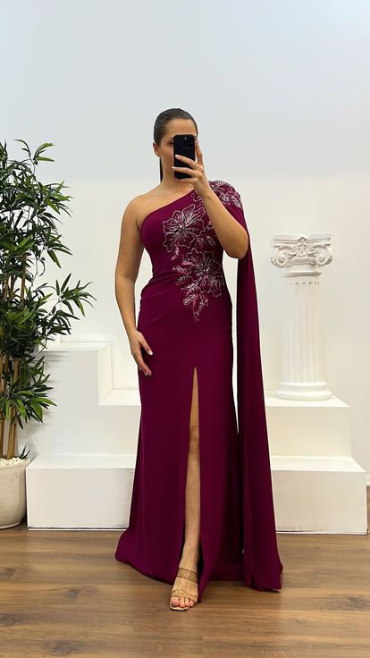 Pflaumenfarbenes, einärmliges Abendkleid in Übergröße