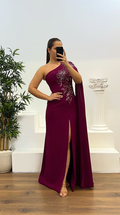 Pflaumenfarbenes, einärmliges Abendkleid in Übergröße