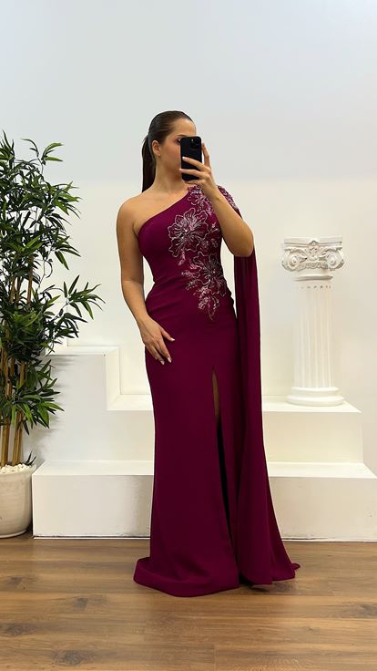 Pflaumenfarbenes, einärmliges Abendkleid in Übergröße