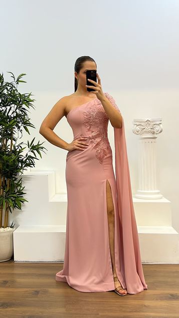 Puderfarbenes, einärmliges Abendkleid in Übergröße