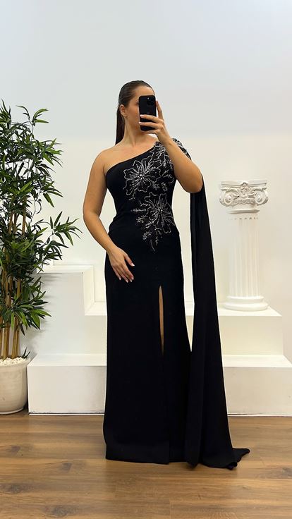 Schwarzes, einärmeliges Abendkleid in Übergröße
