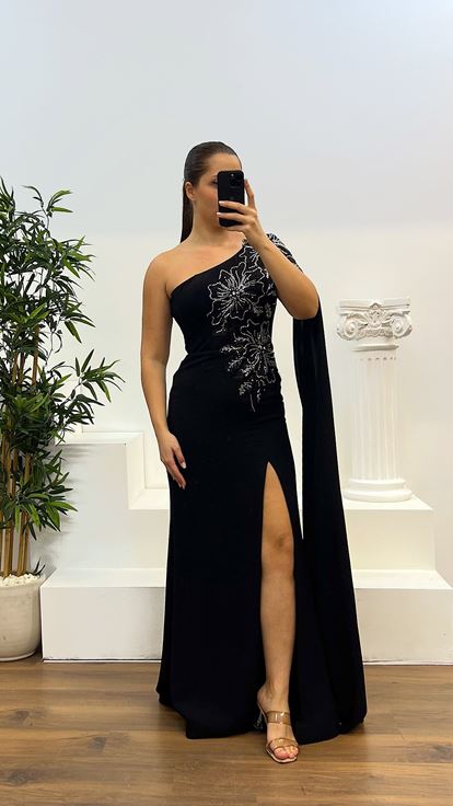 Schwarzes, einärmeliges Abendkleid in Übergröße