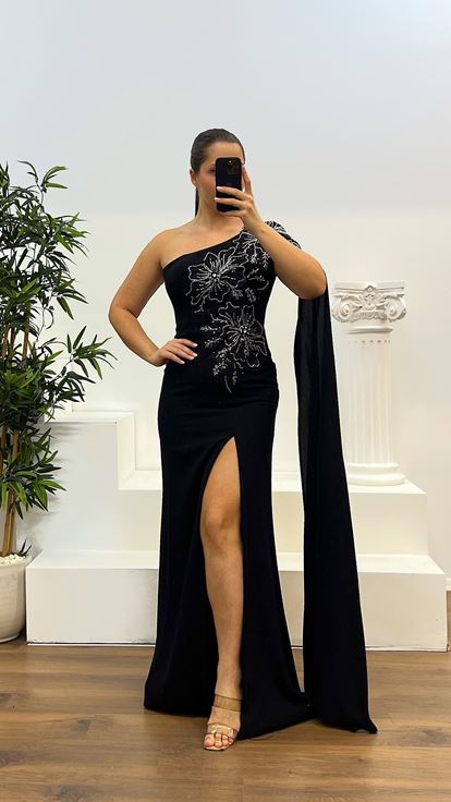 Schwarzes, einärmeliges Abendkleid in Übergröße