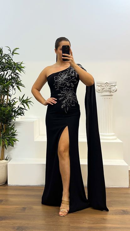 Schwarzes, einärmeliges Abendkleid in Übergröße