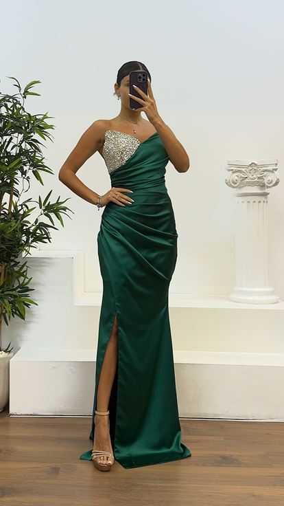 فستان سهرة أخضر بدون حمالات مزين بتفاصيل من الأحجار