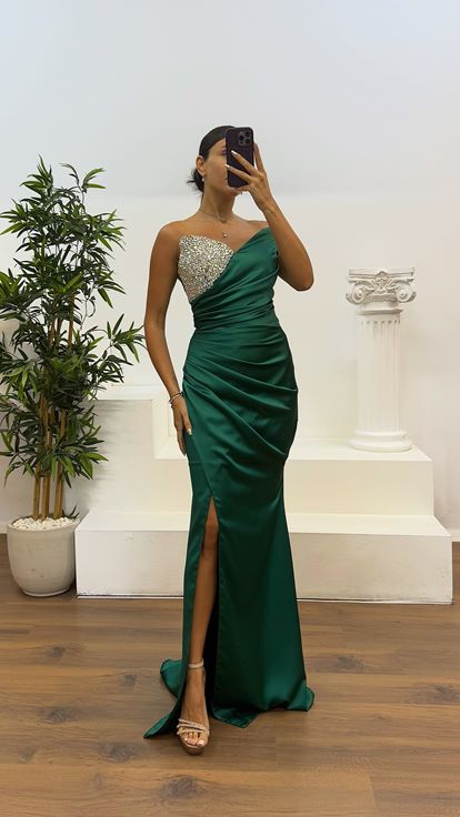 فستان سهرة أخضر بدون حمالات مزين بتفاصيل من الأحجار