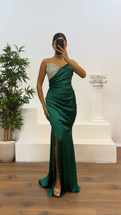 فستان سهرة أخضر بدون حمالات مزين بتفاصيل من الأحجار