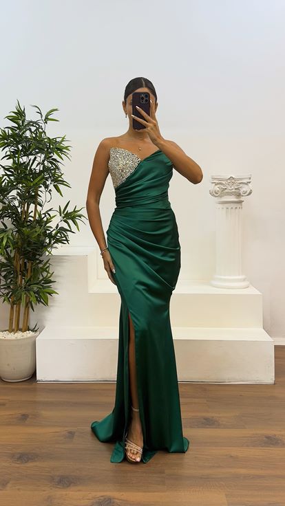 فستان سهرة أخضر بدون حمالات مزين بتفاصيل من الأحجار