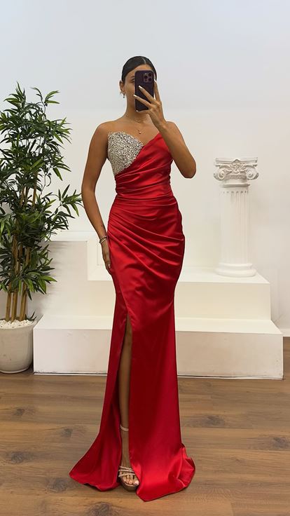 Abito da sera rosso con dettagli in pietra senza spalline