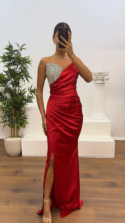 Abito da sera rosso con dettagli in pietra senza spalline