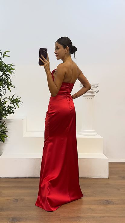 Abito da sera rosso con dettagli in pietra senza spalline