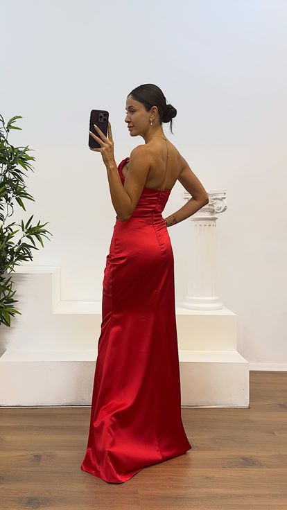 Abito da sera rosso con dettagli in pietra senza spalline