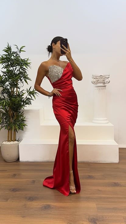 Abito da sera rosso con dettagli in pietra senza spalline