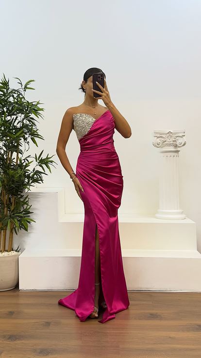 Abito da sera dettagliato in pietra fucsia chiaro senza spalline