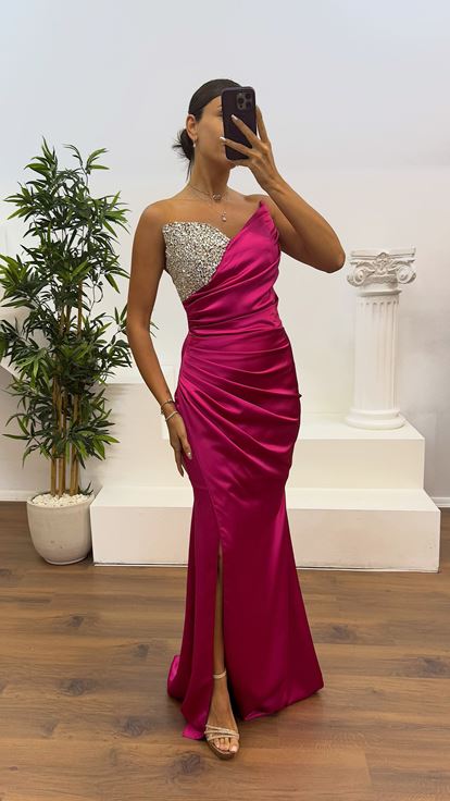 Abito da sera dettagliato in pietra fucsia chiaro senza spalline