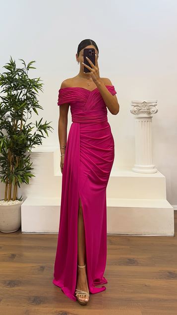 Abito da sera con colletto della Madonna fucsia