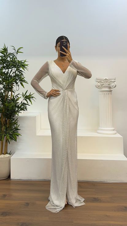 Abito da sera in rete bianca con scollo a V