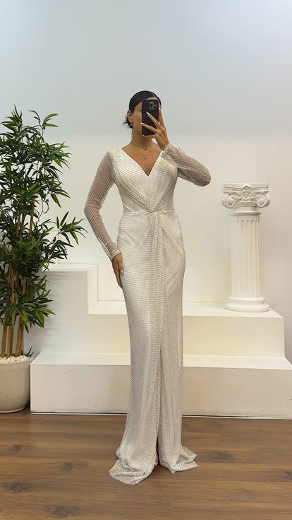 Abito da sera in rete bianca con scollo a V