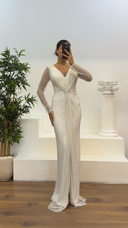 Abito da sera in rete bianca con scollo a V