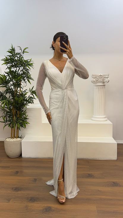 Abito da sera in rete bianca con scollo a V