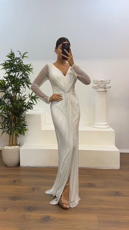 Abito da sera in rete bianca con scollo a V