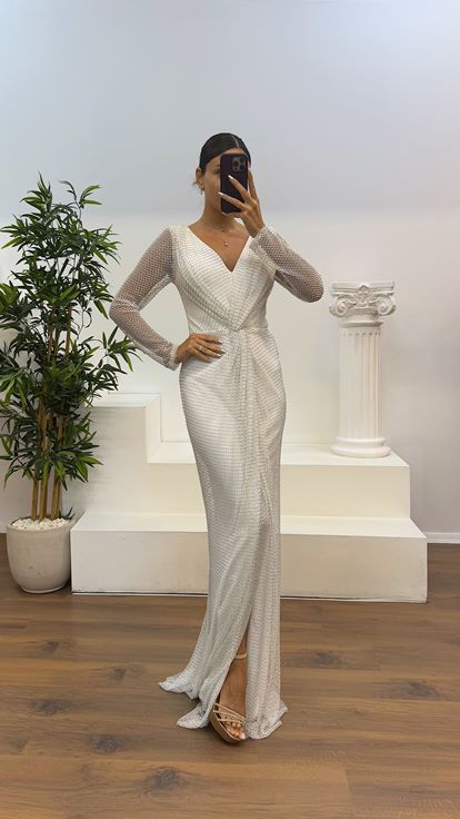 Abito da sera in rete bianca con scollo a V