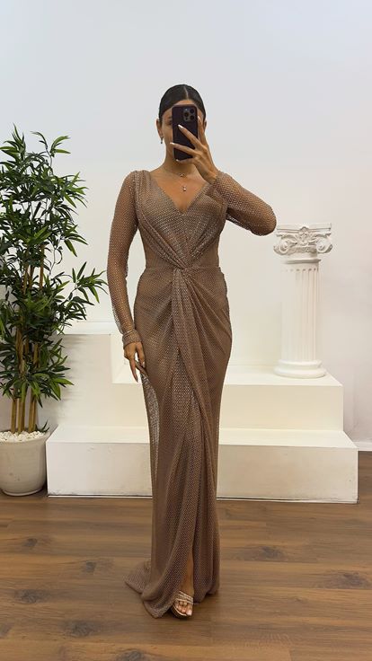 Braunes Mesh-Abendkleid mit V-Ausschnitt