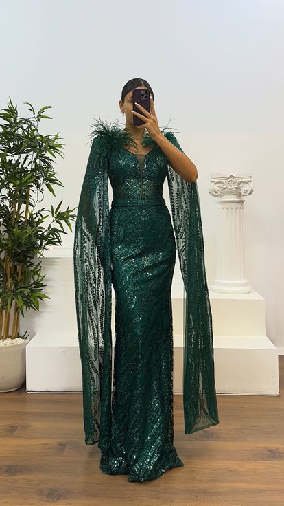 Robe de soirée à paillettes et détails de plumes vertes