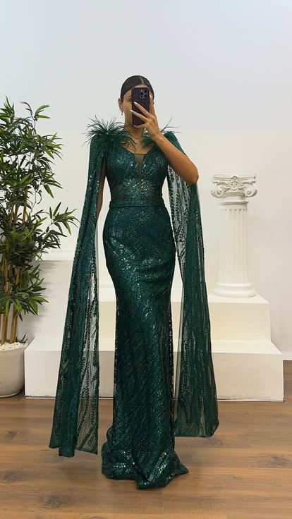 Robe de soirée à paillettes et détails de plumes vertes