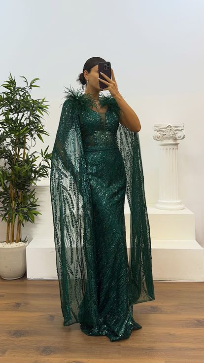 Robe de soirée à paillettes et détails de plumes vertes