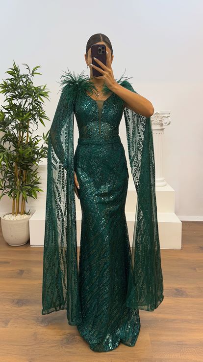 Robe de soirée à paillettes et détails de plumes vertes