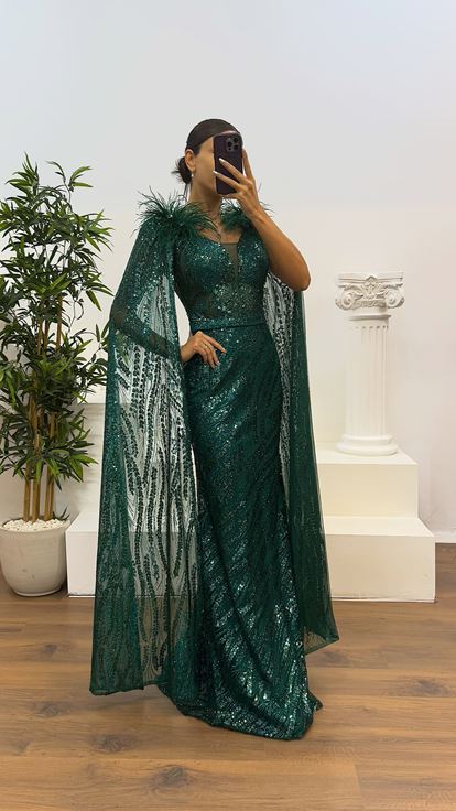 Robe de soirée à paillettes et détails de plumes vertes