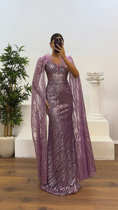 Robe de soirée à paillettes et détails de plumes lilas