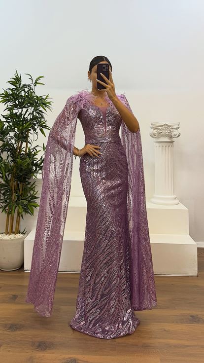 Robe de soirée à paillettes et détails de plumes lilas