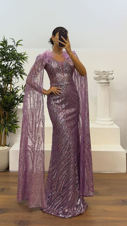 Robe de soirée à paillettes et détails de plumes lilas