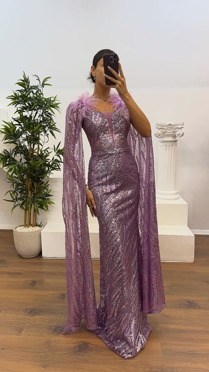 Robe de soirée à paillettes et détails de plumes lilas