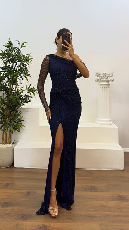 فستان سهرة بتفاصيل كتف واحدة باللون الأزرق الداكن