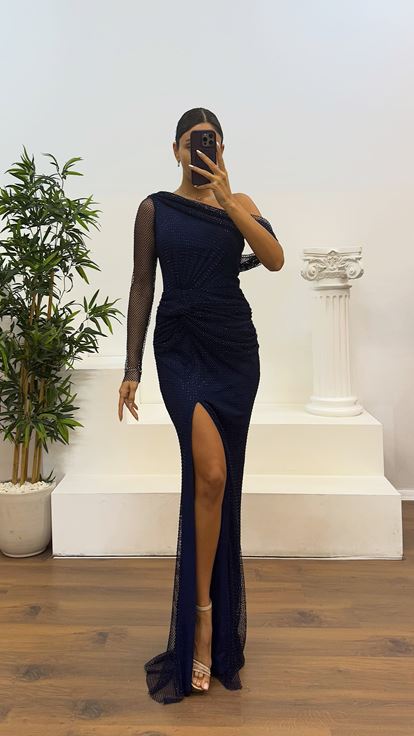 فستان سهرة بتفاصيل كتف واحدة باللون الأزرق الداكن