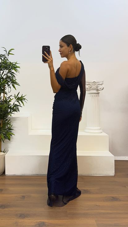 فستان سهرة بتفاصيل كتف واحدة باللون الأزرق الداكن