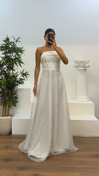 Abito da sera bianco con perline senza spalline