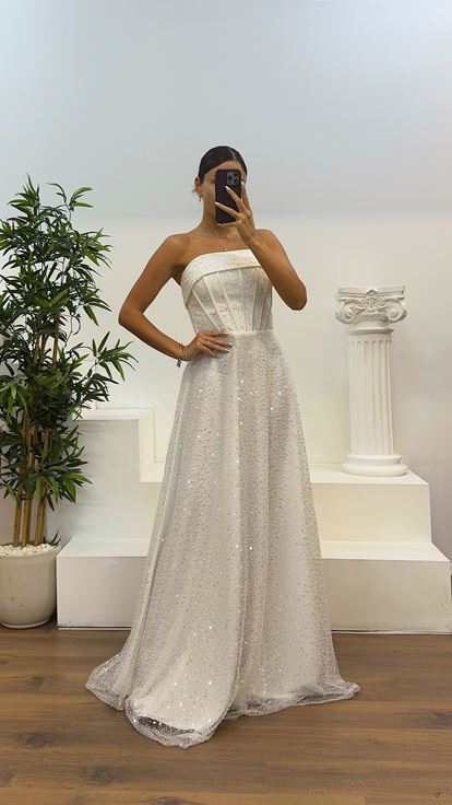 Abito da sera bianco con perline senza spalline